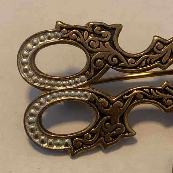 Vintage Thimble & Scissors Pin Brooch Sewing Seamstress - Picture 2 of 7